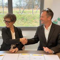 Madame et présidente de la Creuse et le Directeur général Okantis